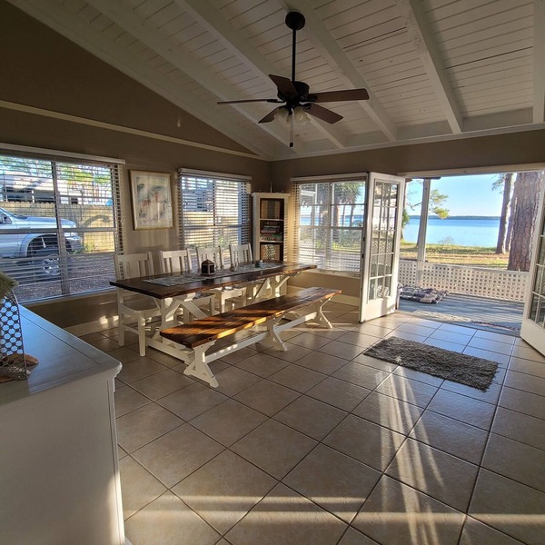 Hideaway Beach Cottage on waterfront with amazing views.