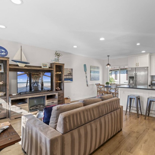 Hideaway C- Walk to the beach, Downtown, AC!