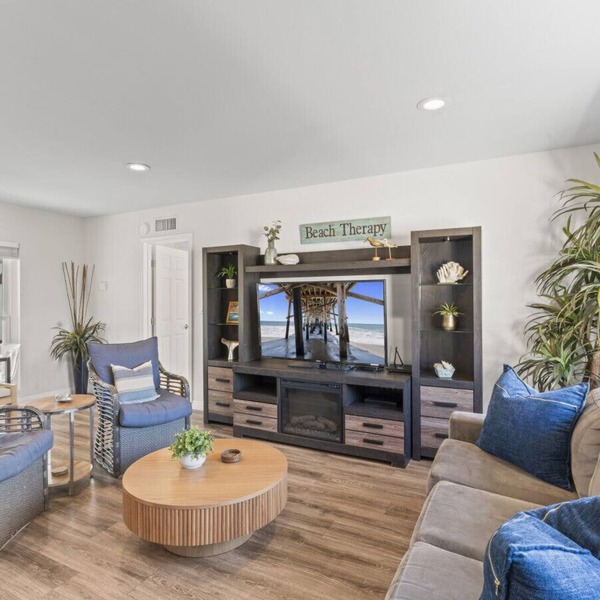 Hideaway D- Walk to the beach, Downtown, AC!