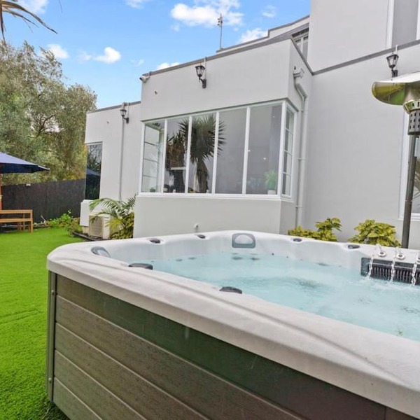 High-end Modern Villa Spa Pool - Harbour Views