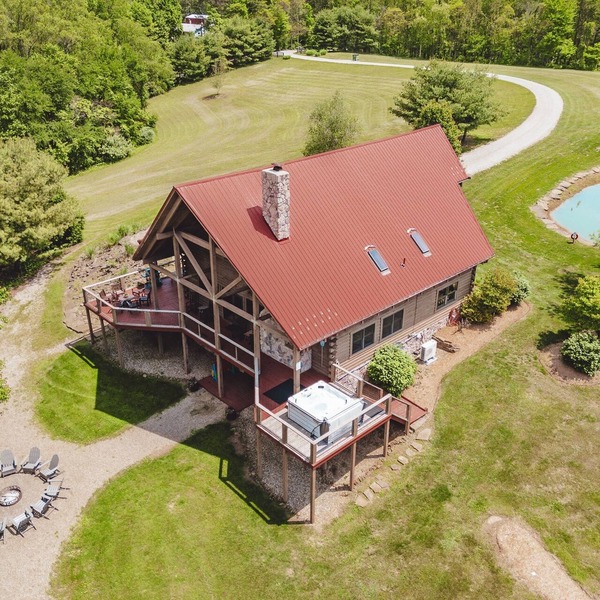 High Meadows Secluded Luxury Lodge, 20+ Acres, Hot Tub, Private Trails, Wifi