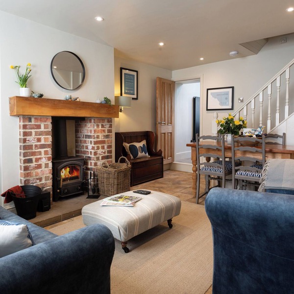 Highly appointed pet & family friendly cottage with private parking & garden.