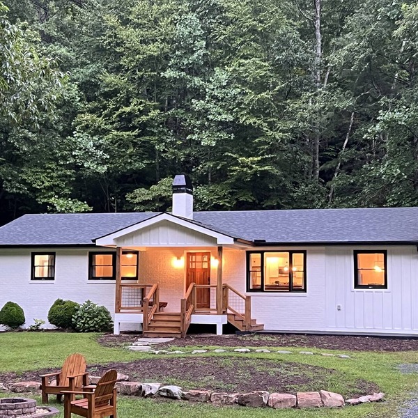 Highly rated cabin in DuPont State Forest between Brevard & Hendersonville