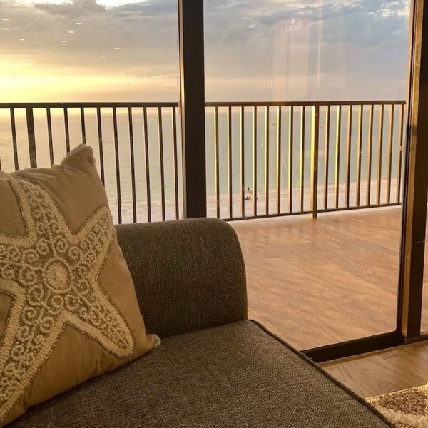 🦀 Highly Sought! 7th Floor Remodeled Sea Winds Beachfront, Double Vanity Sinks
