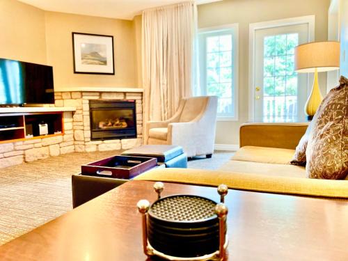 Hillside Haven: Carriage Club Resort Retreat