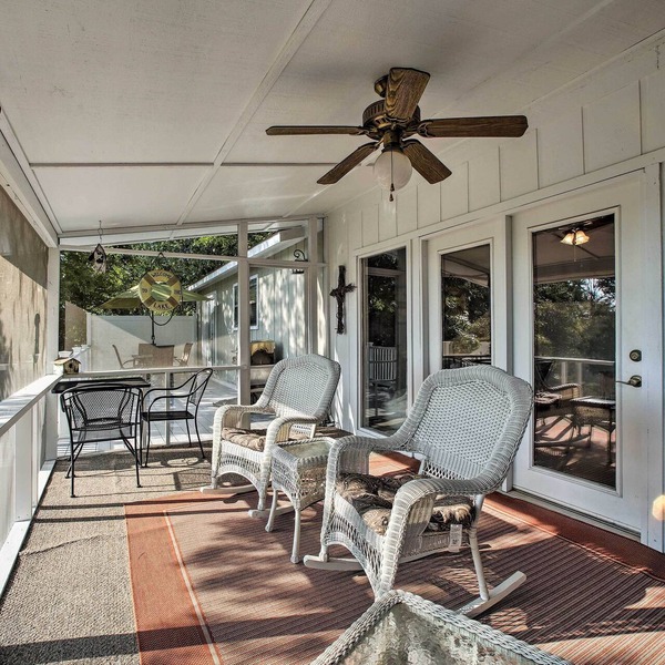 Hillside Rogers Cottage w/ Beaver Lake Views!