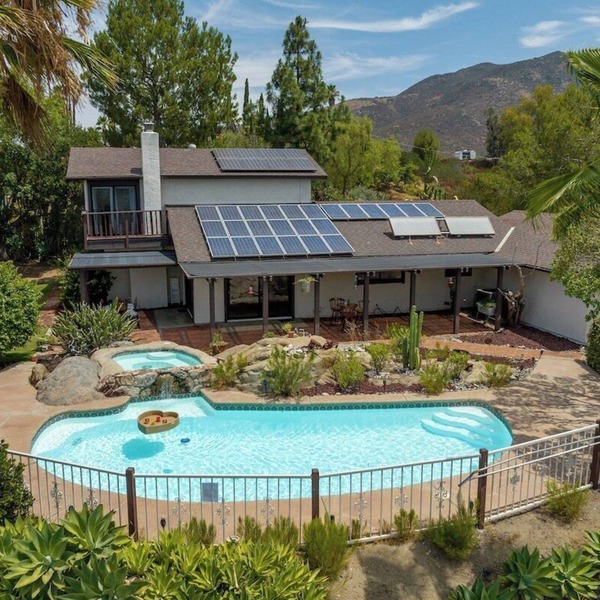 Hilltop 2200sqft Oasis: Pool, Hot Tub, Views, BBQ - Amazing Retreat!