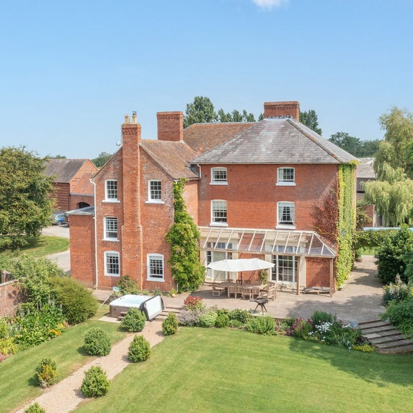 HILLTOP HOUSE, pet friendly, luxury holiday cottage in Tenbury Wells