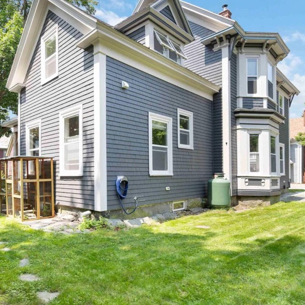 Historic 3-bedroom house with a beautiful garden in oceanfront Shelburne.