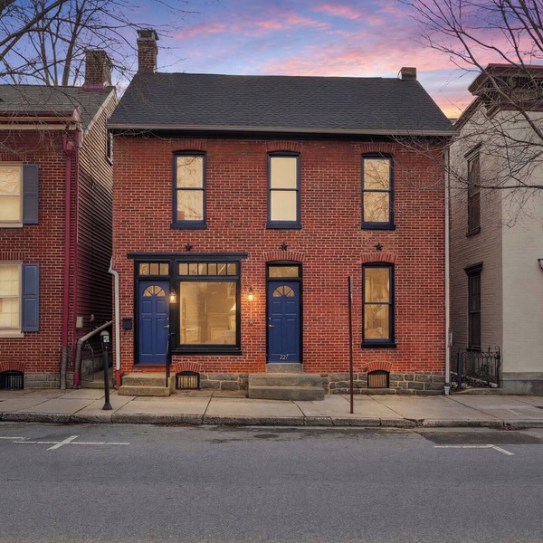 Historic ADA Home, 2 blocks to square, Parking