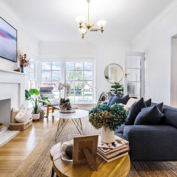 Historic beachfront apartment with bay views