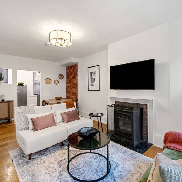 Historic Beacon Hill Charm: Modern Apt w/Patio, High-Speed WiFi, Steps to Cafes and Boston Commons!
