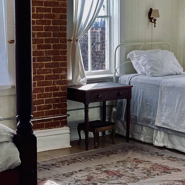 Historic BLUE RIBBON upstairs apartment full breakfast included in BR cafe