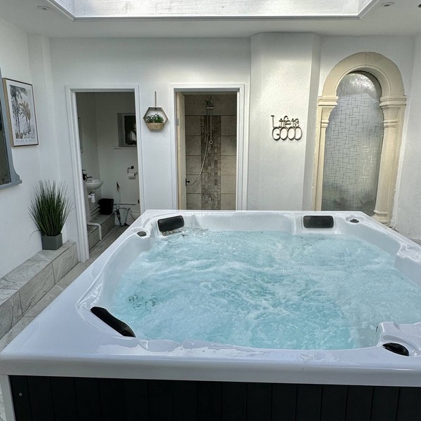 Historic Charm : Perfect For Groups. Hot tub and plenty of parking onsite