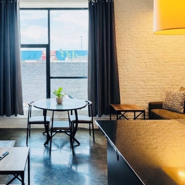 Historic Downtown Loft -Walkable - Modern Comfort