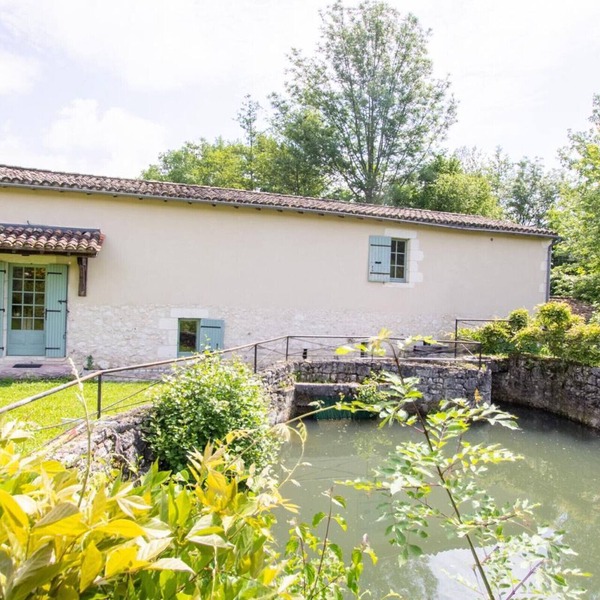 Historic mill in Périgord with private garden, pets allowed