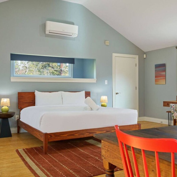 Historic Tarrytown Studio Apt w/King Bed, Kitchenette, Full Bath & Open Space
