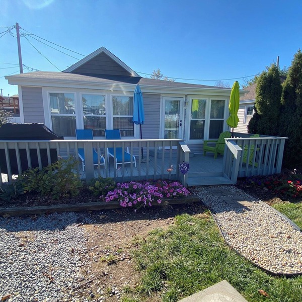 Historic Tiny Cottage just a short walk to the lake. Pet Friendly!