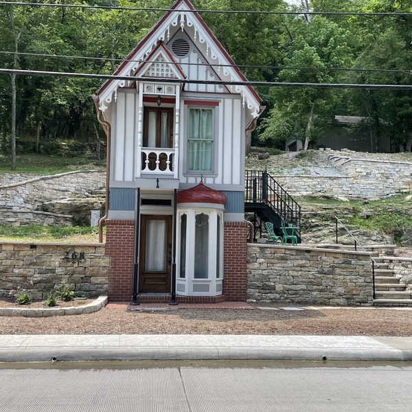 Historic Tiny House - Down on Main Street!