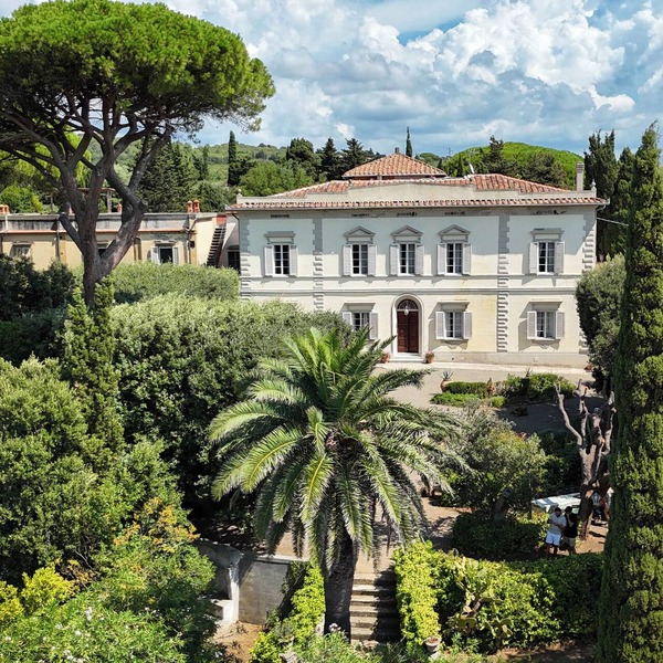 Historic villa for 12 people. in Tuscany, 1 km to the sea with pool and park