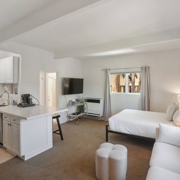 Historic West Beach Studio — blocks to beach and Funk Zone
