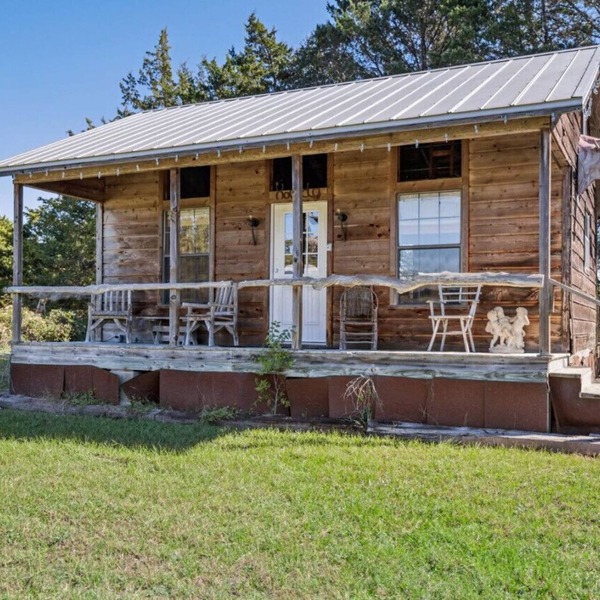 Historical country cabin in Round Top!