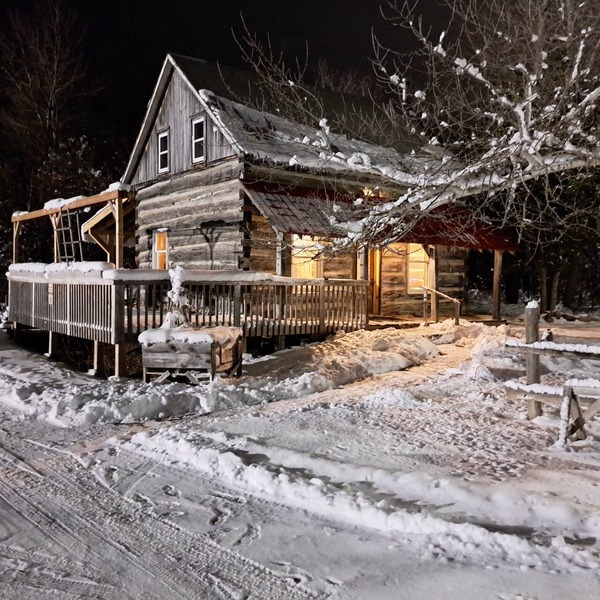 Historical Square Timber Home right at the heart of Snow Country