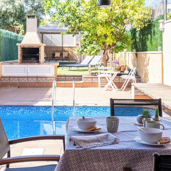 Holiday Home "Another Day in Paradise" with Mountain Views, Pool and Wi-Fi