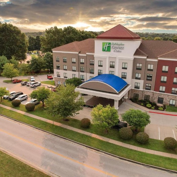 Holiday Inn Express and Suites Springfield Medical District by IHG
