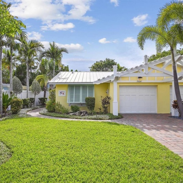 Holmes Beach Cottage Steps to the Beach with Heated Pool!