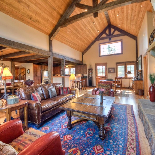 Home with Mountain Views, Hot Tub, Garage and Pool Table!