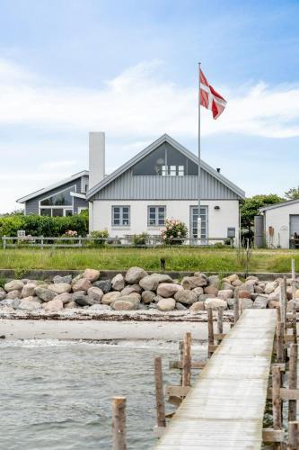 Home With Views And Walking Distance To Nature