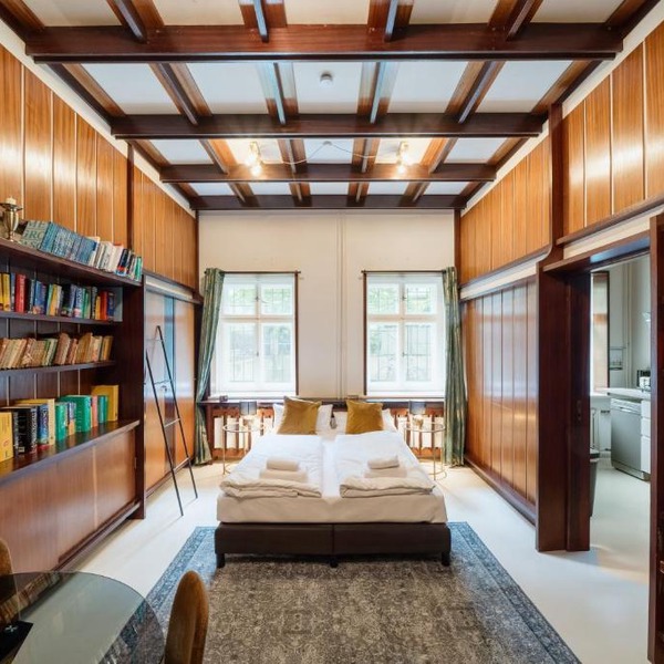 Homely Berlin - Library Style , Wooden Walls , Spacious , Friedrichshain