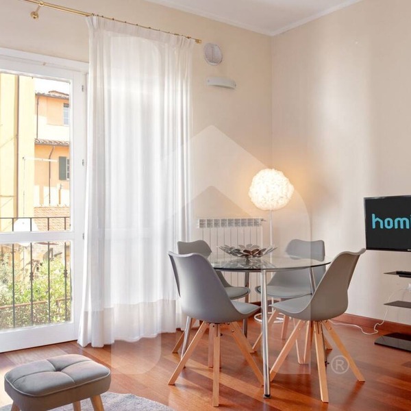 Homiday – Centro: Relax and enjoy this simple yet comfortable accommodation in the heart of the city, while still enjoying peace and quiet during the night.Located in the city center, it allows you to reach the train station or the Leaning Tower of Pis