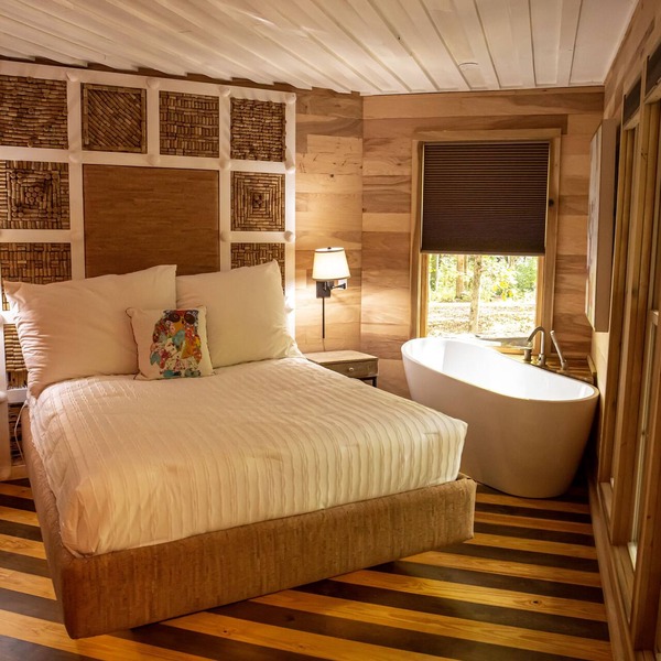 Honeymoon Loft Cabin - Soaking Tub & Fireplace - Walk to Mentone