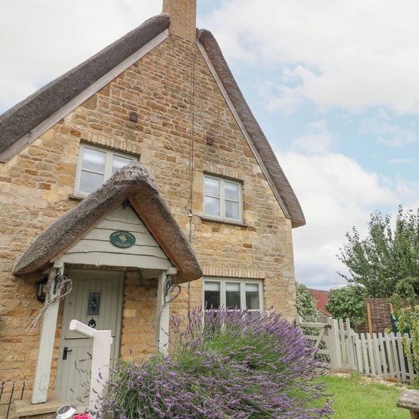 HONEYSUCKLE COTTAGE (BRAILES), pet friendly, with a garden in Brailes