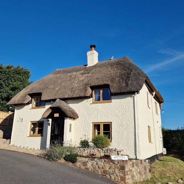 HONEYSUCKLE COTTAGE, pet friendly, with a garden in Axminster