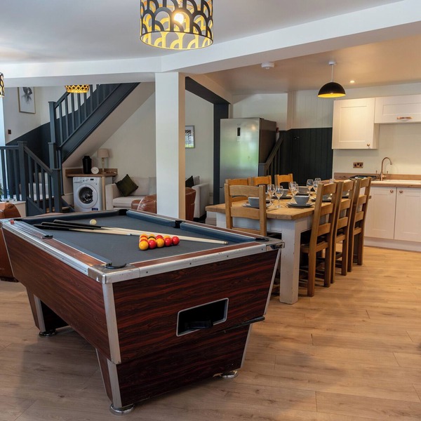 Hosta & Hosta A - Cotswold's 9 Bedroom Cosy Home with Pool Table and Canal Walks