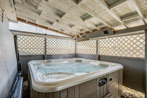 Hot Tub, Fire Pit! Group-Ready Stay Near Denver