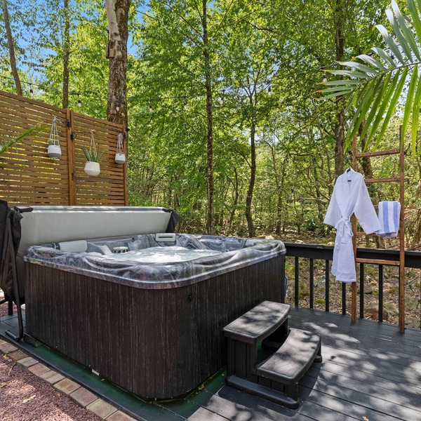 Hot Tub in the Poconos -Borders State Forest!