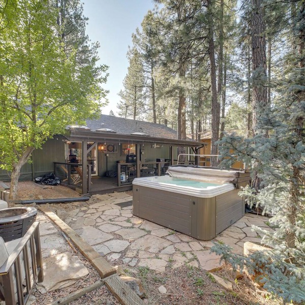 Hot Tub & Patio: Pet-Friendly Cabin in Munds Park!