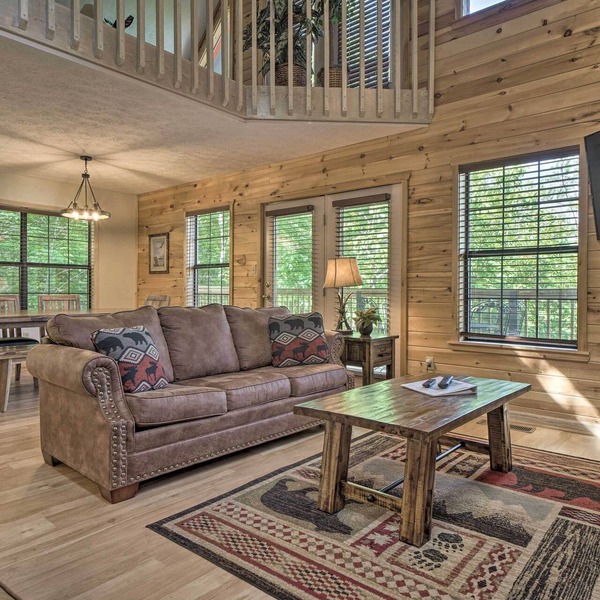 Hot Tub & Private Deck: Rustic Pigeon Forge Cabin