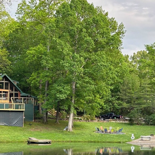 HotTub! FirePit, Private 2.5 acre Pond, 2 Kayaks! GameRoom! Slps12+