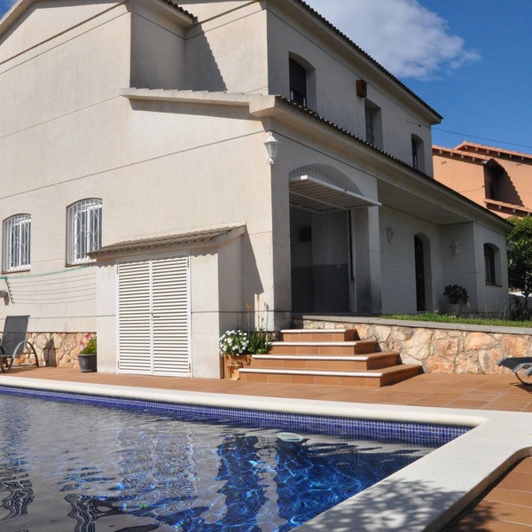 House in Roda de Berà, with private pool and tennis court!