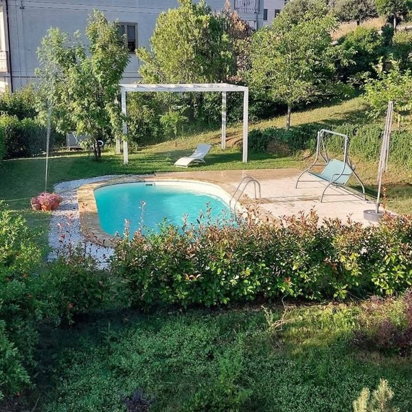 House on hillside with swimming pool. Strategic point for going to the beach or mountains