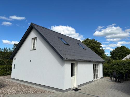 House overlooking the countryside and close to the city