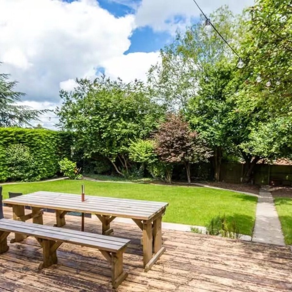 House Sleeps 11 with Enclosed Garden