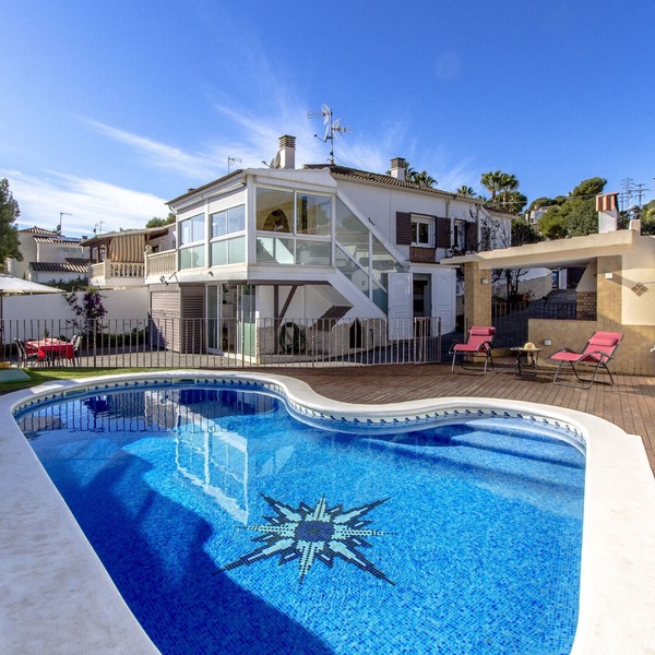 House with private pool, close to the beach and Barcelona (pet friendly)