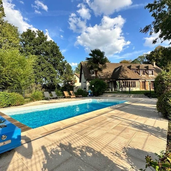 House with swimming pool, 1 hour from Paris and 1 hour from Normandy beaches!