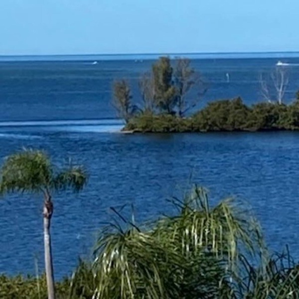 Hudson Hideaway: 2 BR/2 Bath Gulf Front Condo,Stunning Sunset from 27' Balcony